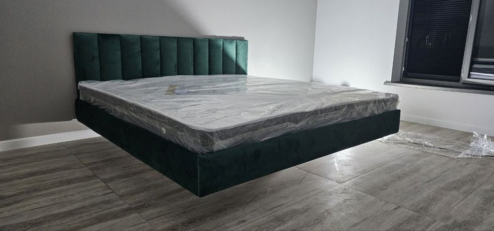 Парящая кровать с мягкой обивкой