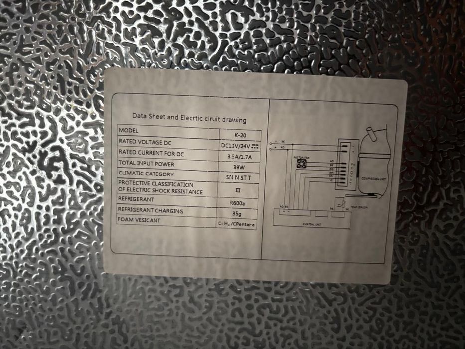 Vând frigider auto portabil cu compresor. Are ecran tactil care afișează temperatura.