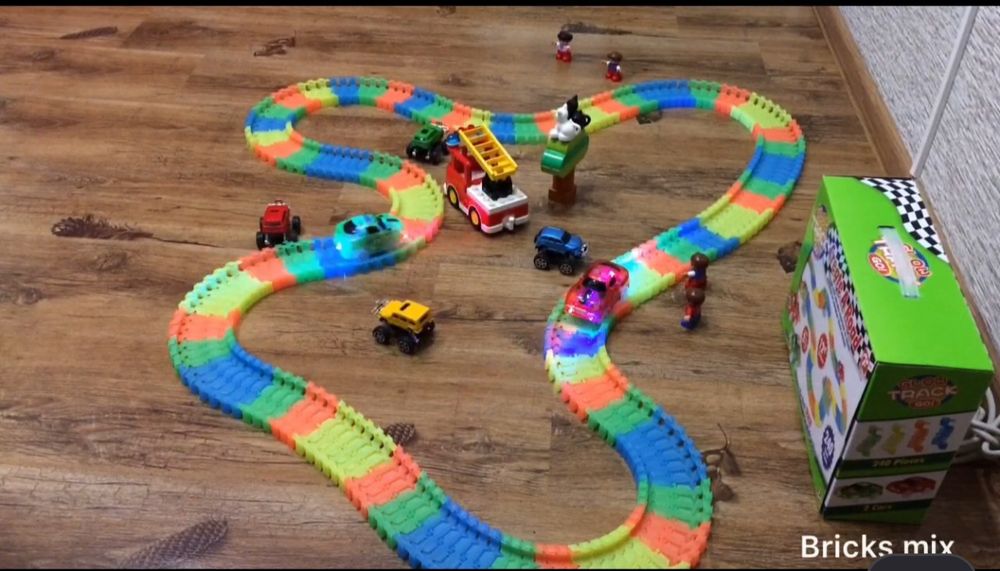 Гибкий трэк с машинками и паркинг