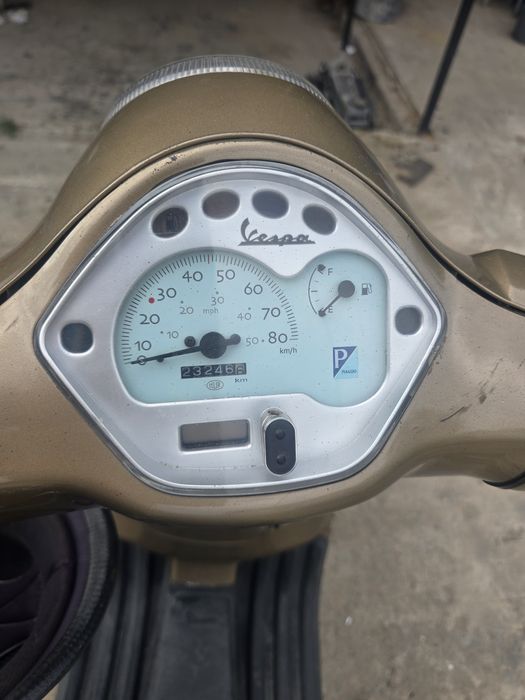 Vand Piaggio Vespa 2011 Cu Limitare de 25 Fără permis