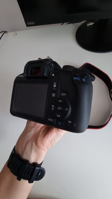 Camera foto Canon EOS 2000D + Obiectiv 18-55 mm IS II