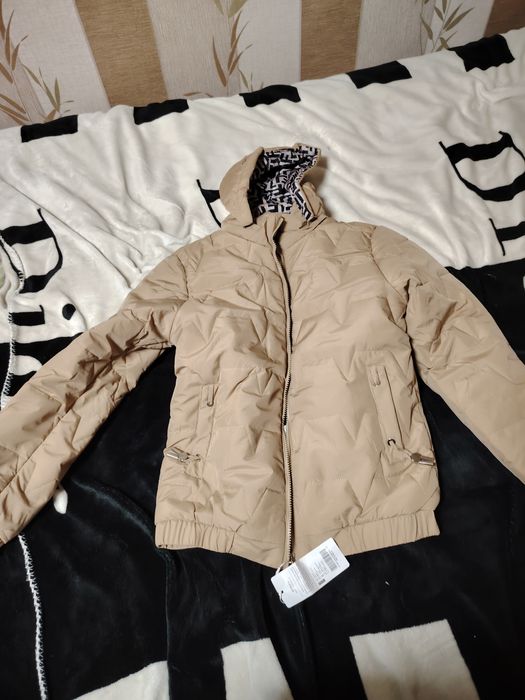 Продам весеннию куртку.