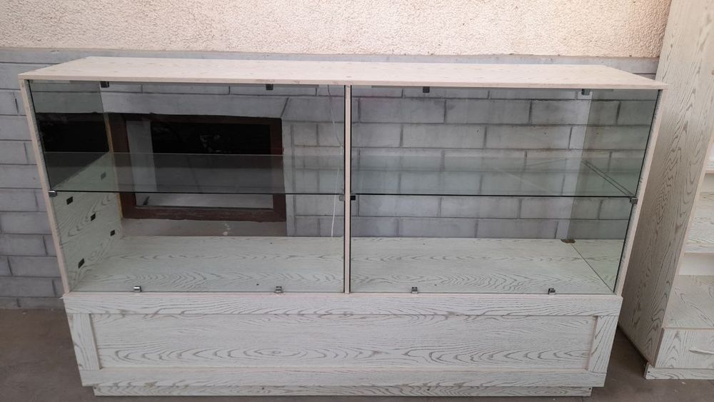 СРОЧНО! Продаётся стильный витринный шкаф и полка для кондитерской