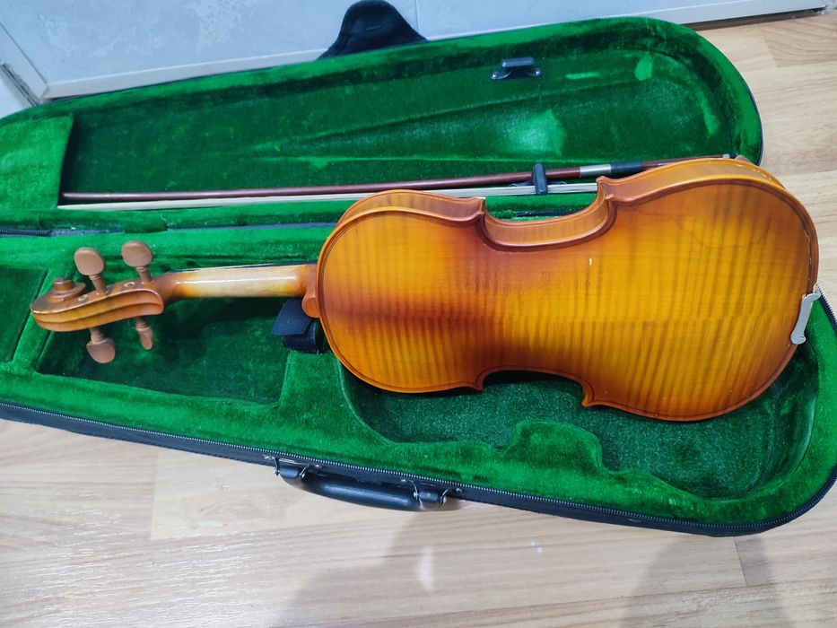 Скрипка 1/2 комплект (смычок + футляр)