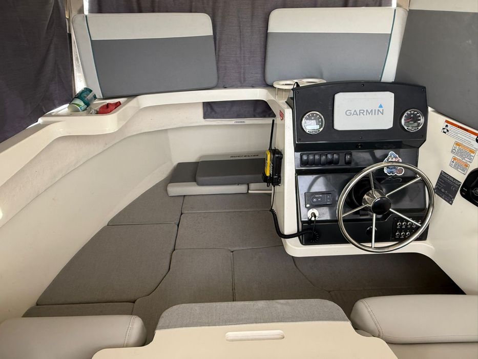 Продавам лодка QUICKSILVER 625 PILOTHOUSE + чисто нов колесар купуван