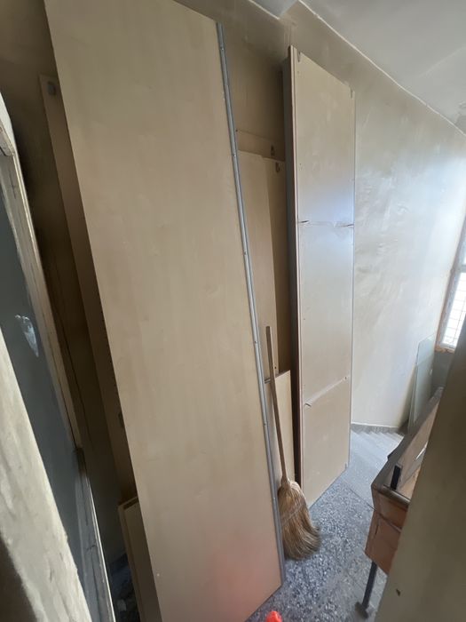 Продавам голям гардероб с две плъзгащи врати в много добро състояние.