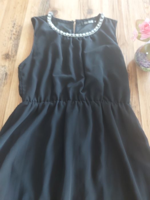 Красива черна рокля