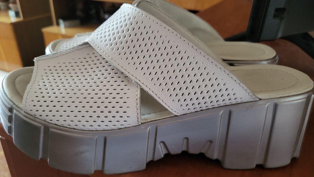 Продаю 39размер белые басаножки