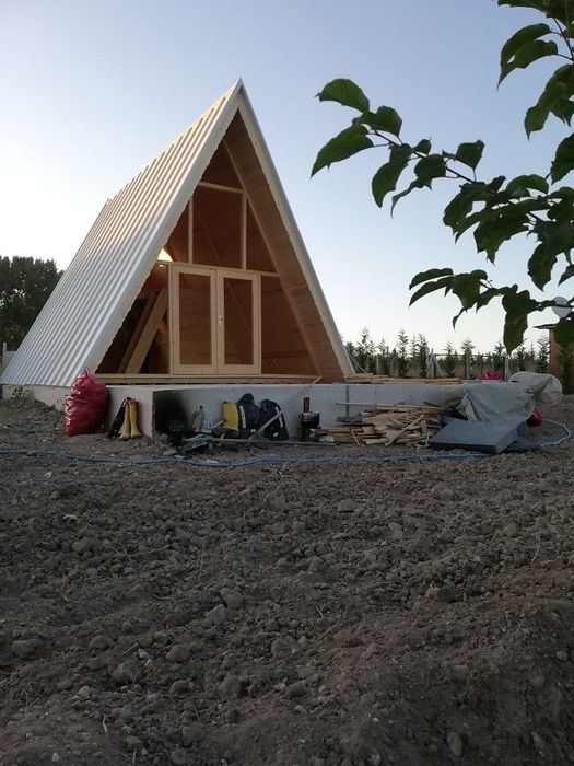 Cabane din lemn tip A & case pe structura metalica îlvelit cu panou