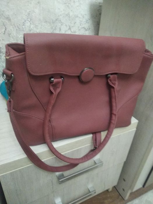 Qizil sumka. 50 ming som