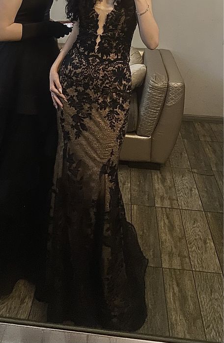 Бална дълга рокля с черна дантела и телесна основа