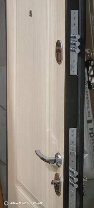 Дверь новая входная.