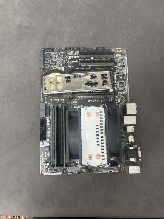 Продам комплект : материнская плата + кулер с процессором + оперативка