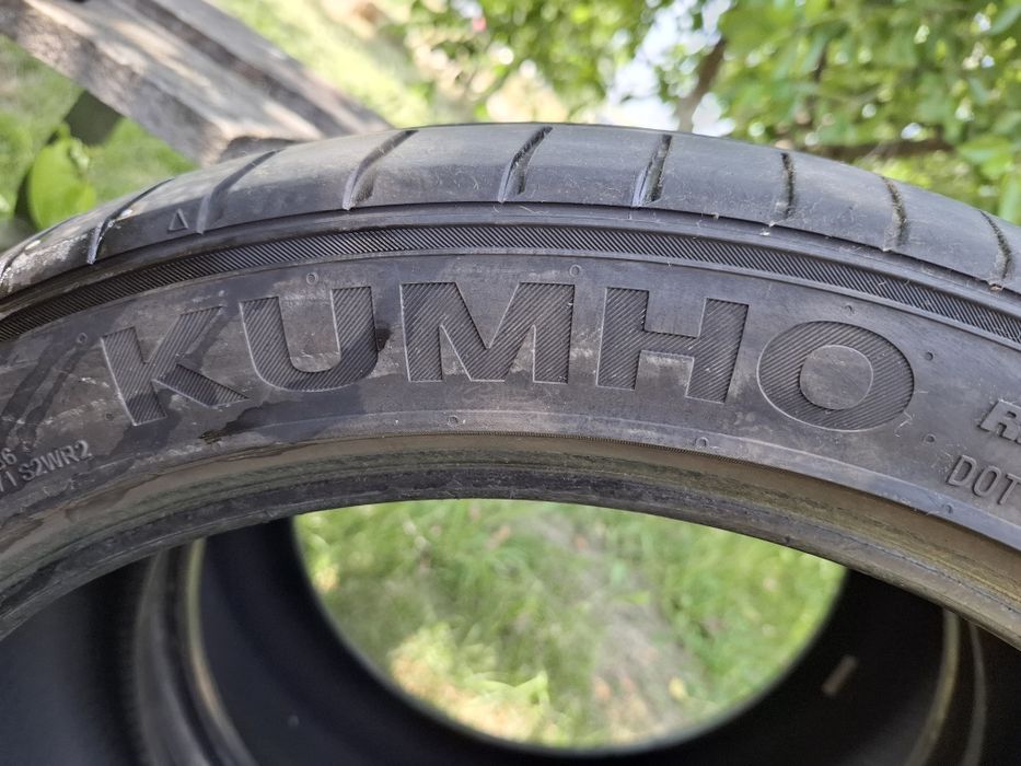 Продавам 2 броя Летни гуми 235/40/19 -96Y* ДОТ 4519*4,5 мм грайфер