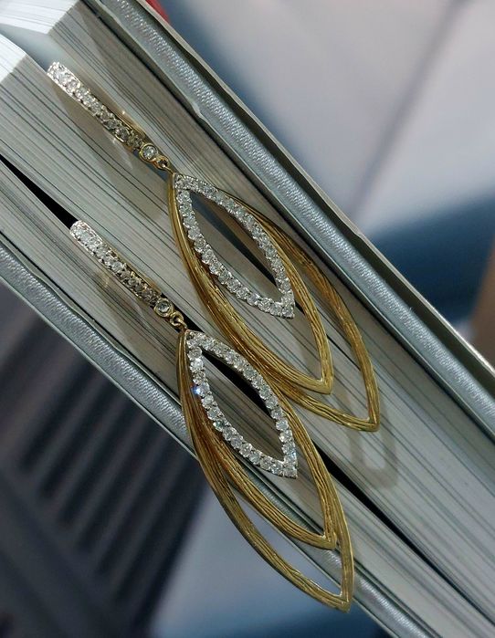 Продам элегантные золотые серьгии