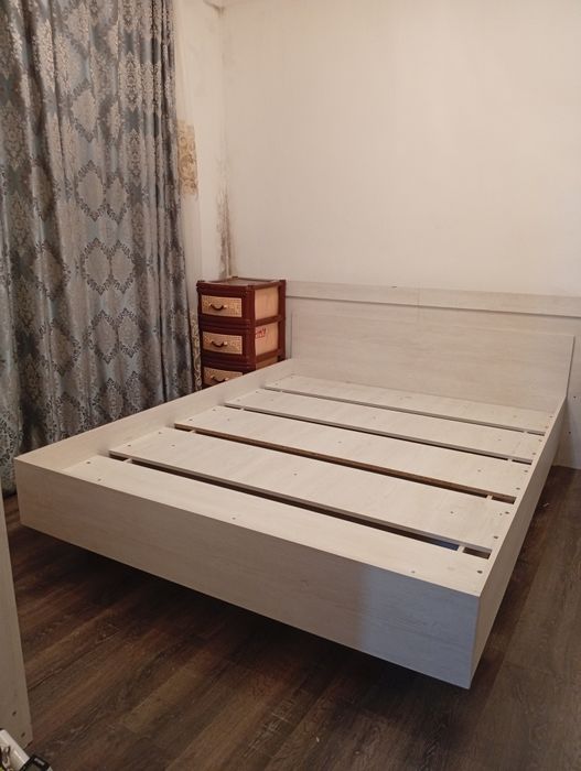 Продам кровать, дверь, аристон