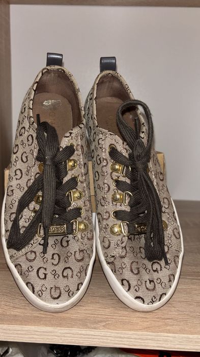 Adidasi Guess detalii aurii