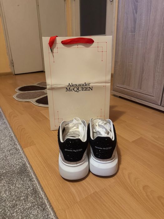 Vând Alexander Mcqueen cu pietricele