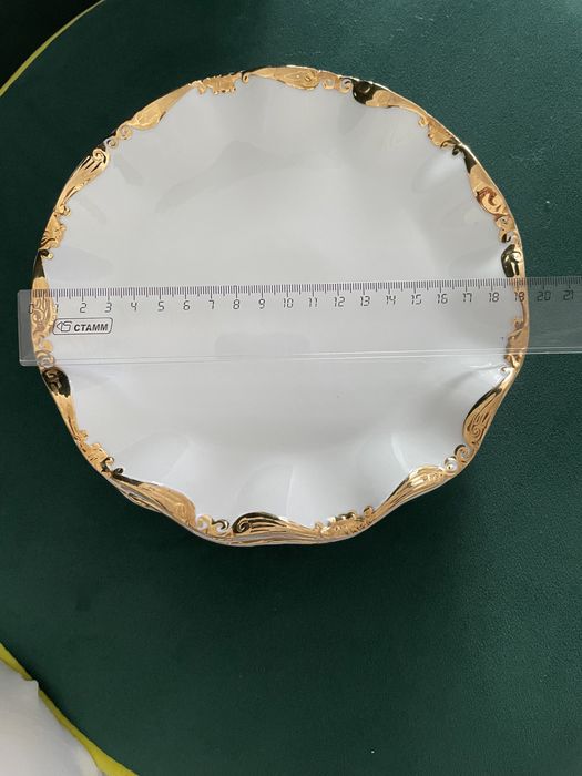 Тарелки для сервировки стола.