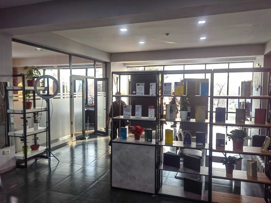 Отдельностоящее здание вдоль дороги. Яккасарайский район