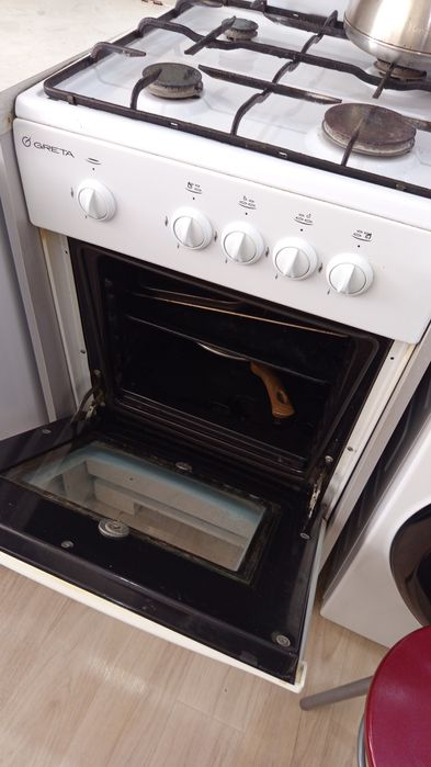 Газовая плита , чистая работает без нареканий
