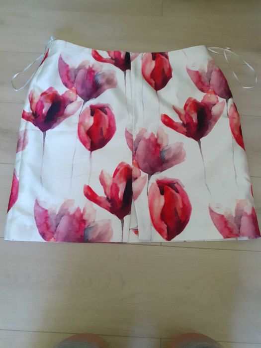 Fusta cu impimeu floral