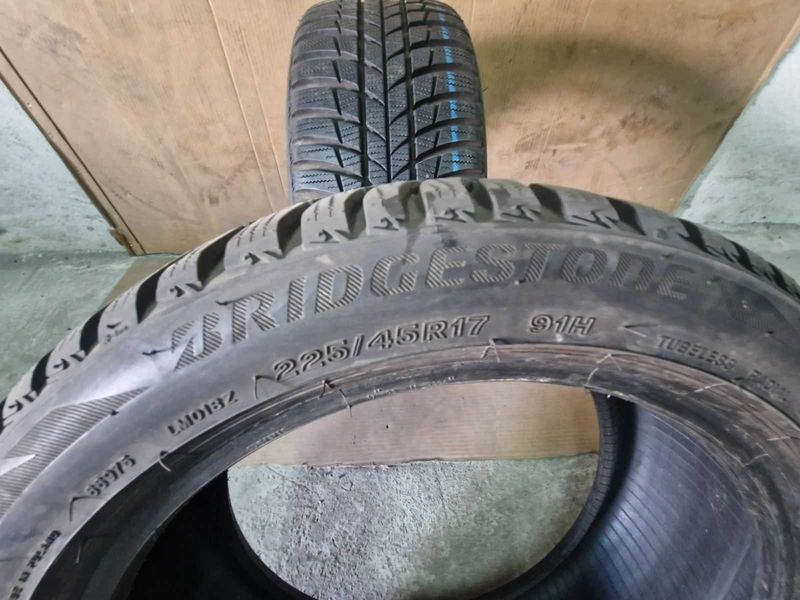 2 Bridgestone R17 225/45
зимни гуми DOT2417