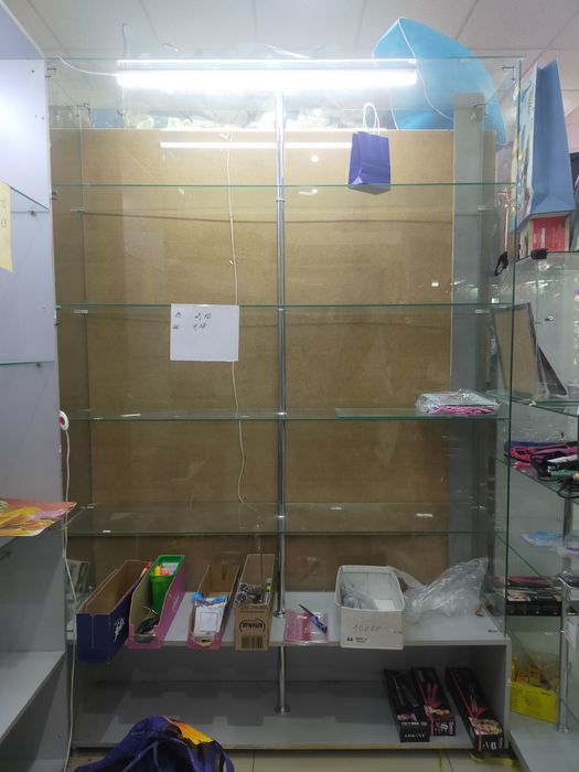 Продам стеклянные ветрины о цене договоримся