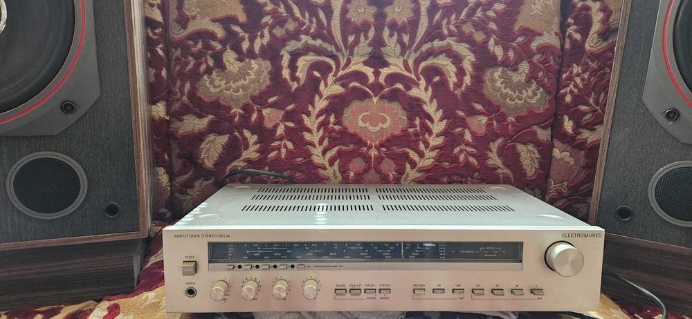 aparate radio ,boxe lemn 50 si 90 w ,pikap TESLA cuboxe 15w .