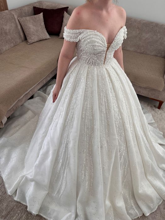 Булчинска рокля тип принцеса , изцяло с камъни