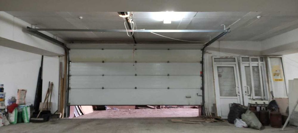 Отдельно стоящее здание в центре города.