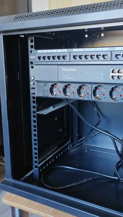 Rack IT 19” Data Link – gol / cu echipamente (opțional)