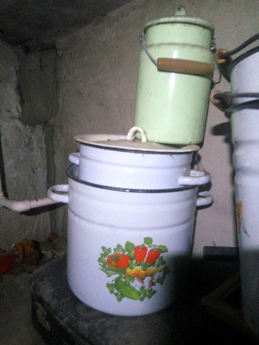 Кастрюли бидоны чайники банки