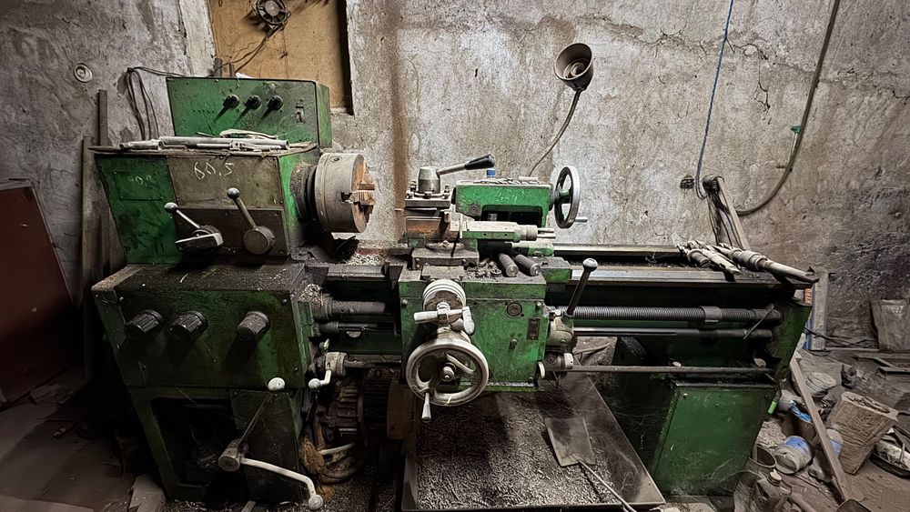 Токарный станок в рабочем состоянии