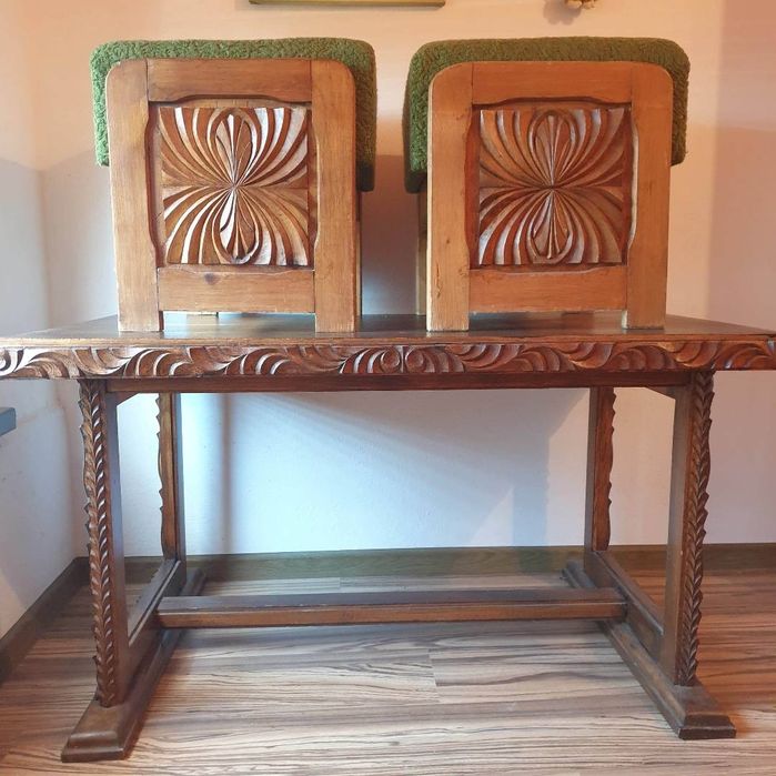 Ниска маса и табуретки