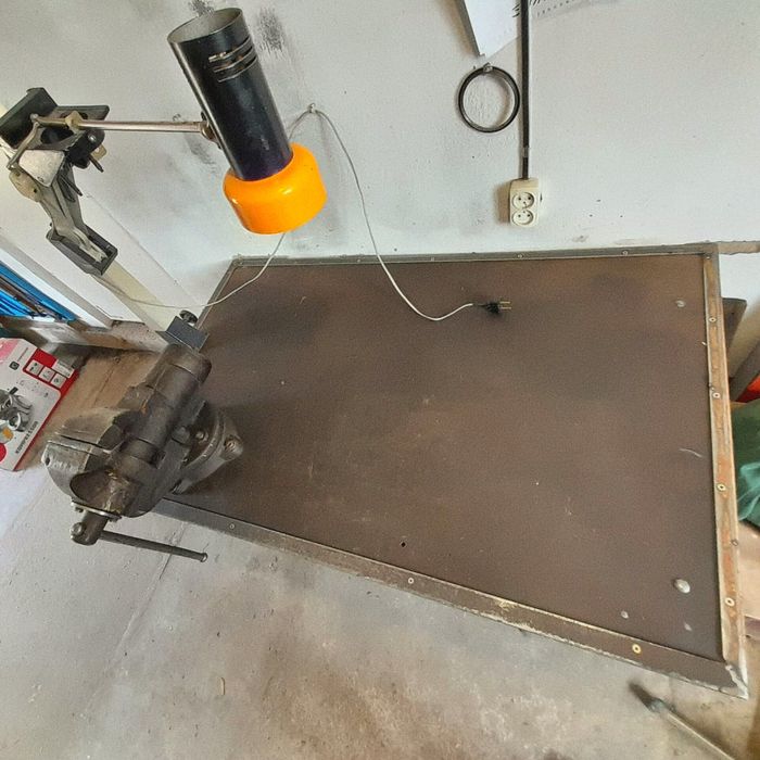 Продам тиски с текстолитовым столом