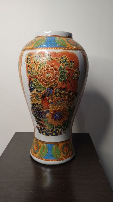 Много красива и различна ваза в китайски стил.