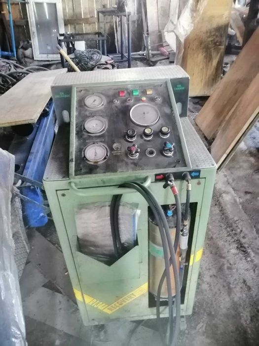 Vând  echipamente și scule service auto