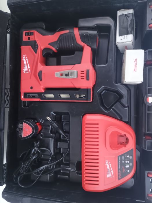 Capsator milwaukee bst , 2 baterii , încărcător și cutie