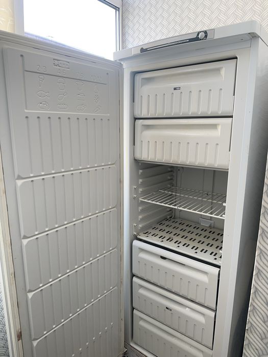 Продам вертикальный морозильник