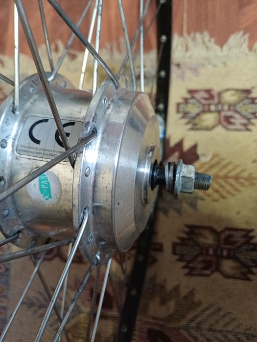 Roata de bicicleta cu motor de fata pe 28