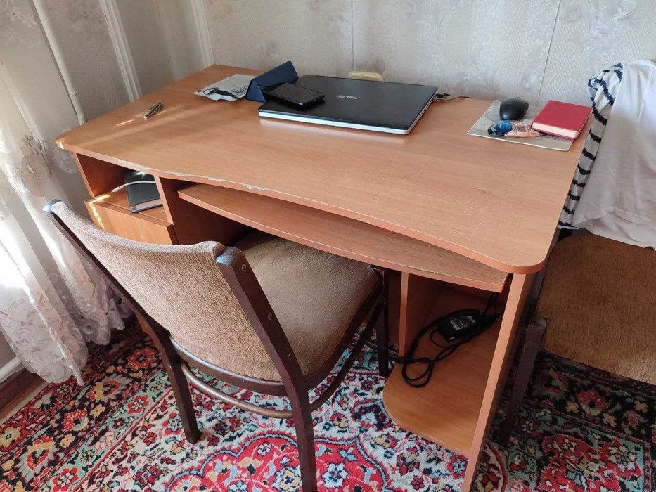 Сервант , кровать , шкаф . Мебель домашняя