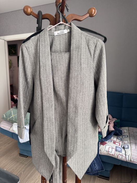 Продам деловые костюм новый