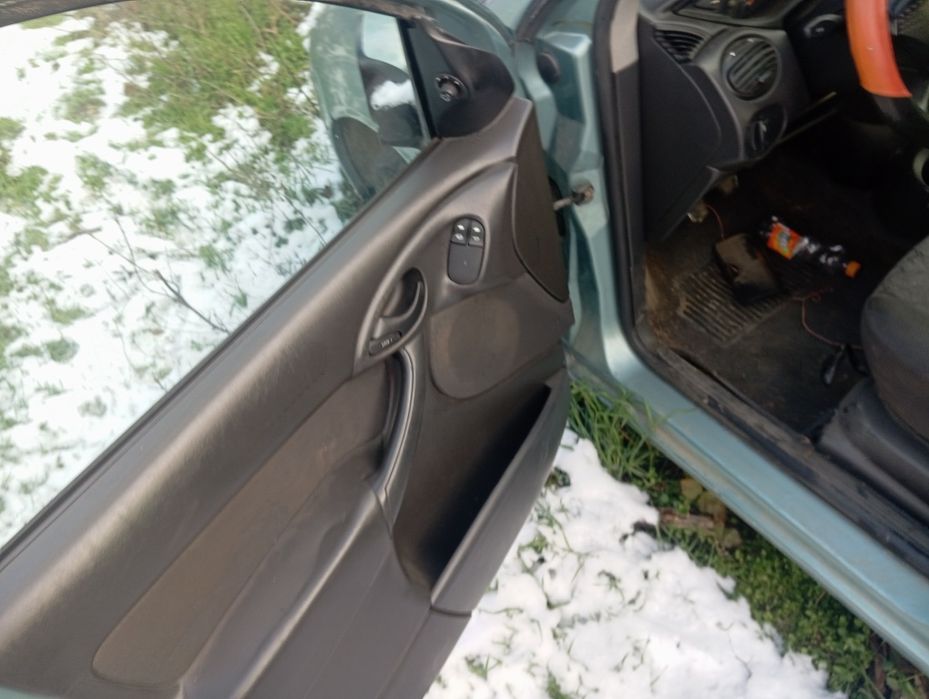 Продавам форд фокус бензин На Части