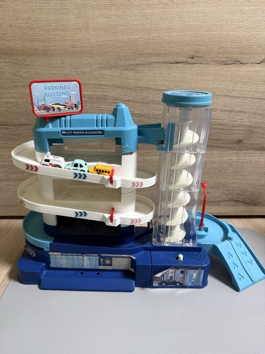 Детски паркинг с асансьор на батерии