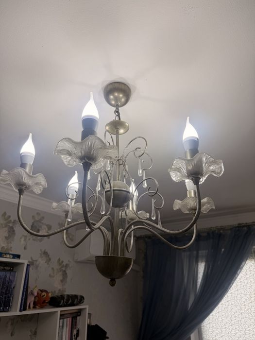 Продам люсту 6 рожковую