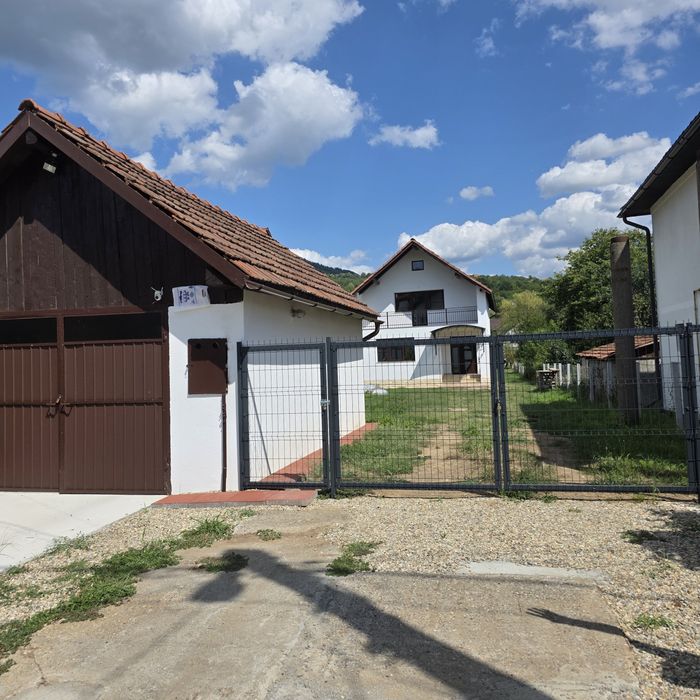 Casă de vânzare, zona Valea Borcutului