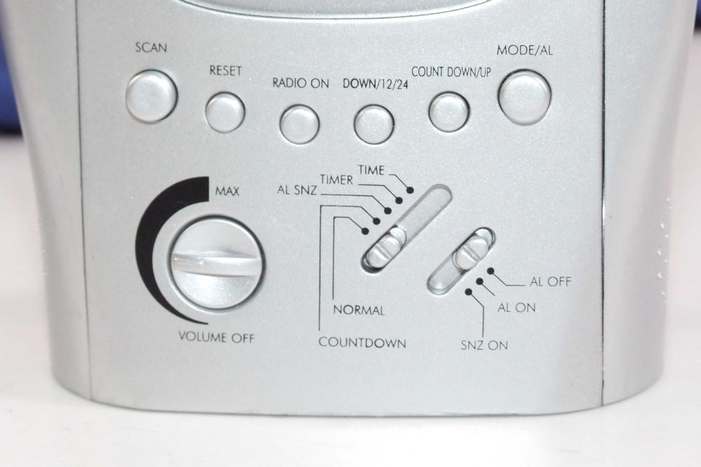 Radio cu ceas de birou, functii multiple, priza si baterii, NOU