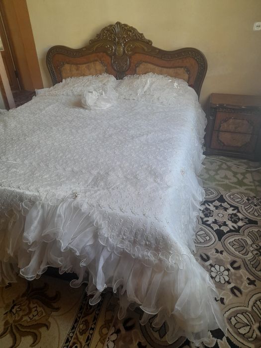 Kelin sarposiga divan uchun pakrival