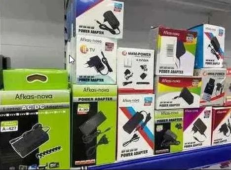 в упаковках разные / зарядка, блок питания